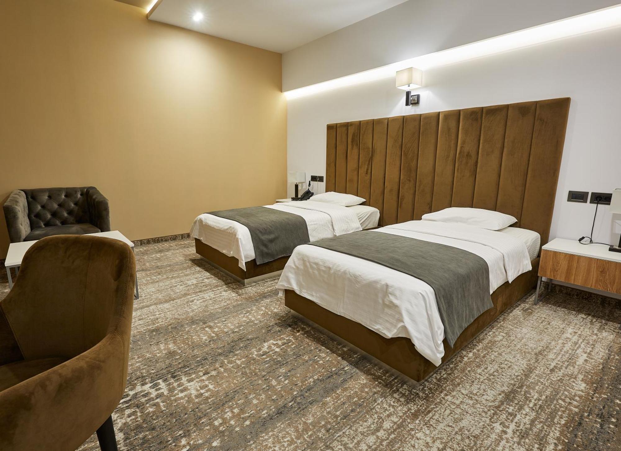 Aghababyan'S Hotel Ereván Habitación foto Deluxe Room