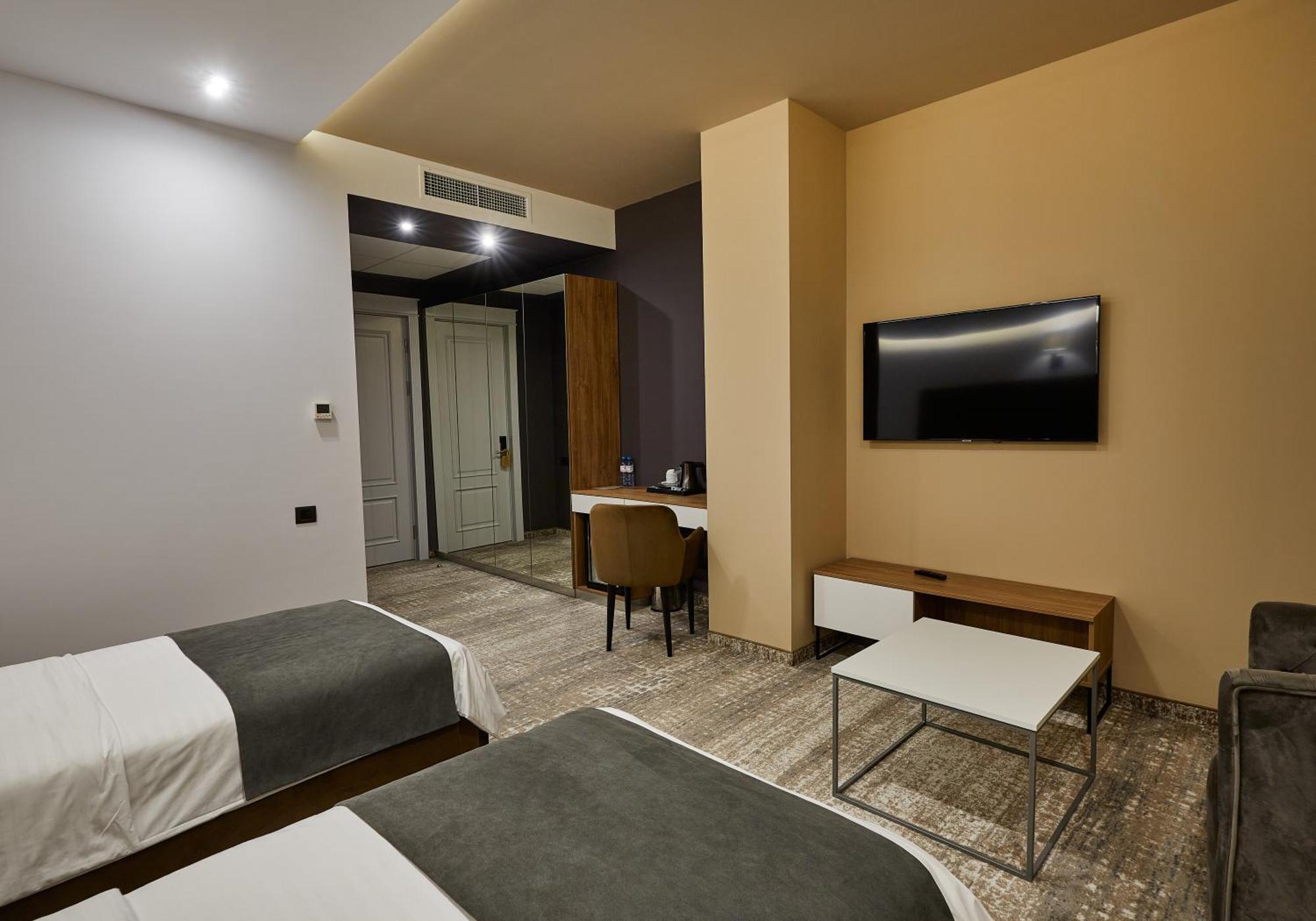 Aghababyan'S Hotel Ereván Habitación foto A room at the hotel