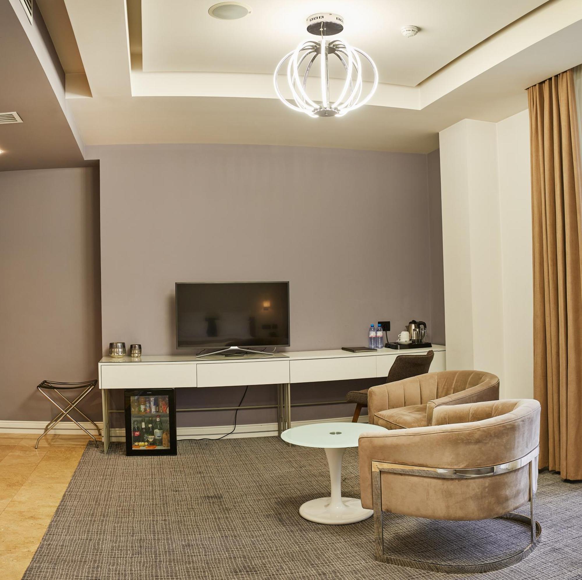 Aghababyan'S Hotel Ereván Habitación foto A room at the hotel