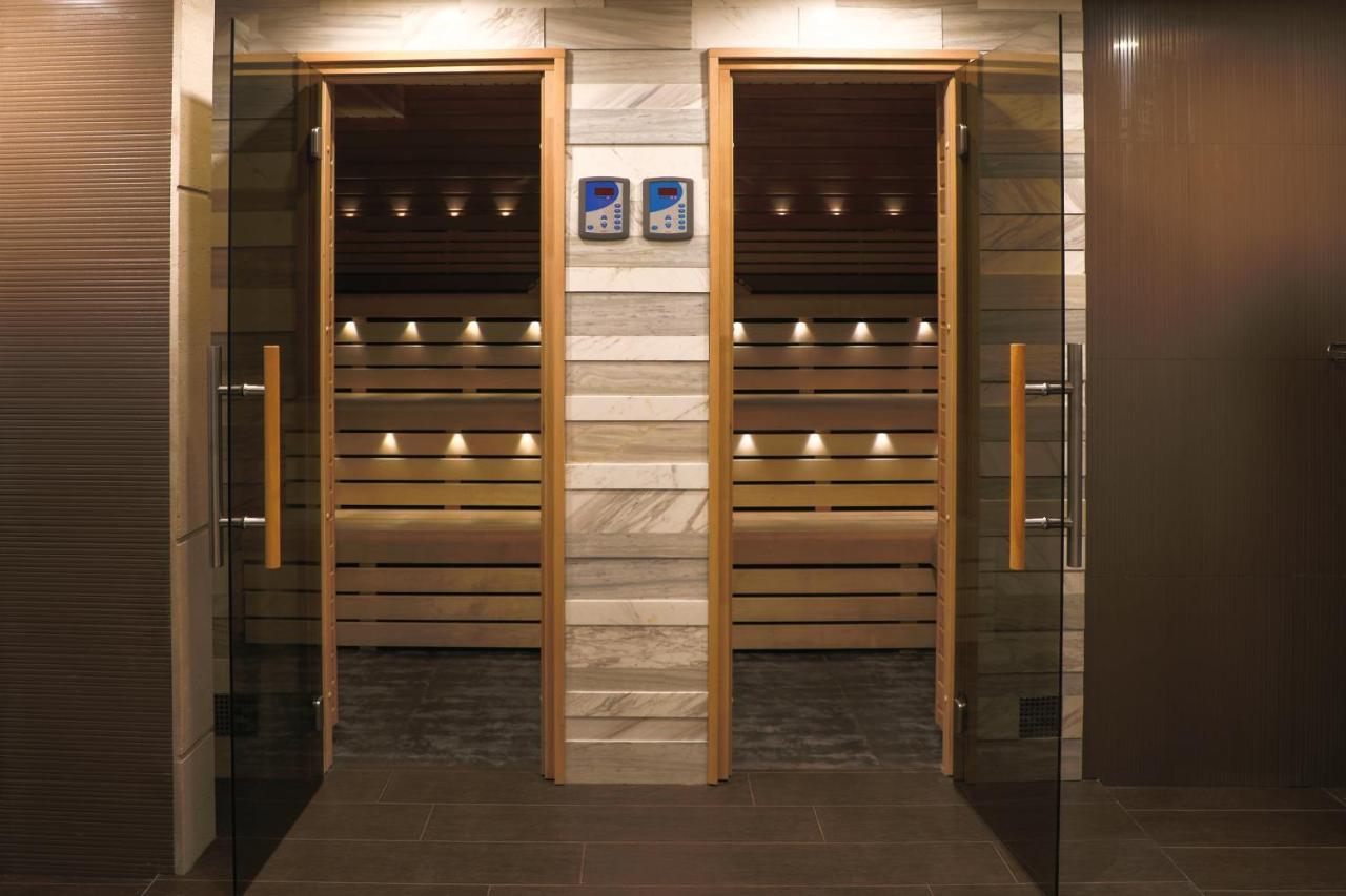 Aghababyan'S Hotel Ereván Exterior foto A modern door