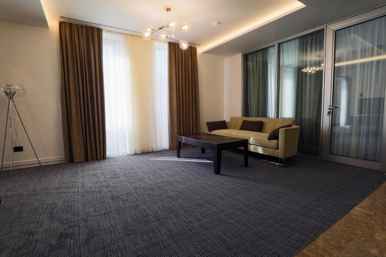 Aghababyan'S Hotel Ereván Exterior foto A room with carpet