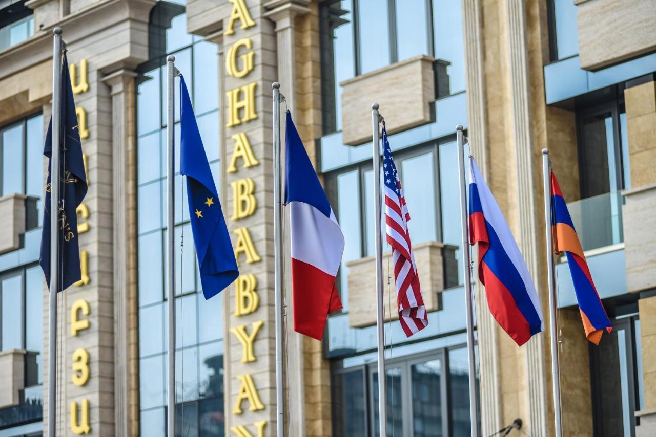 Aghababyan'S Hotel Ereván Exterior foto Flags of the European Union, France, the United States, Russia and Armenia in front of the headquarters of the Eurasian Economic Union in Minsk